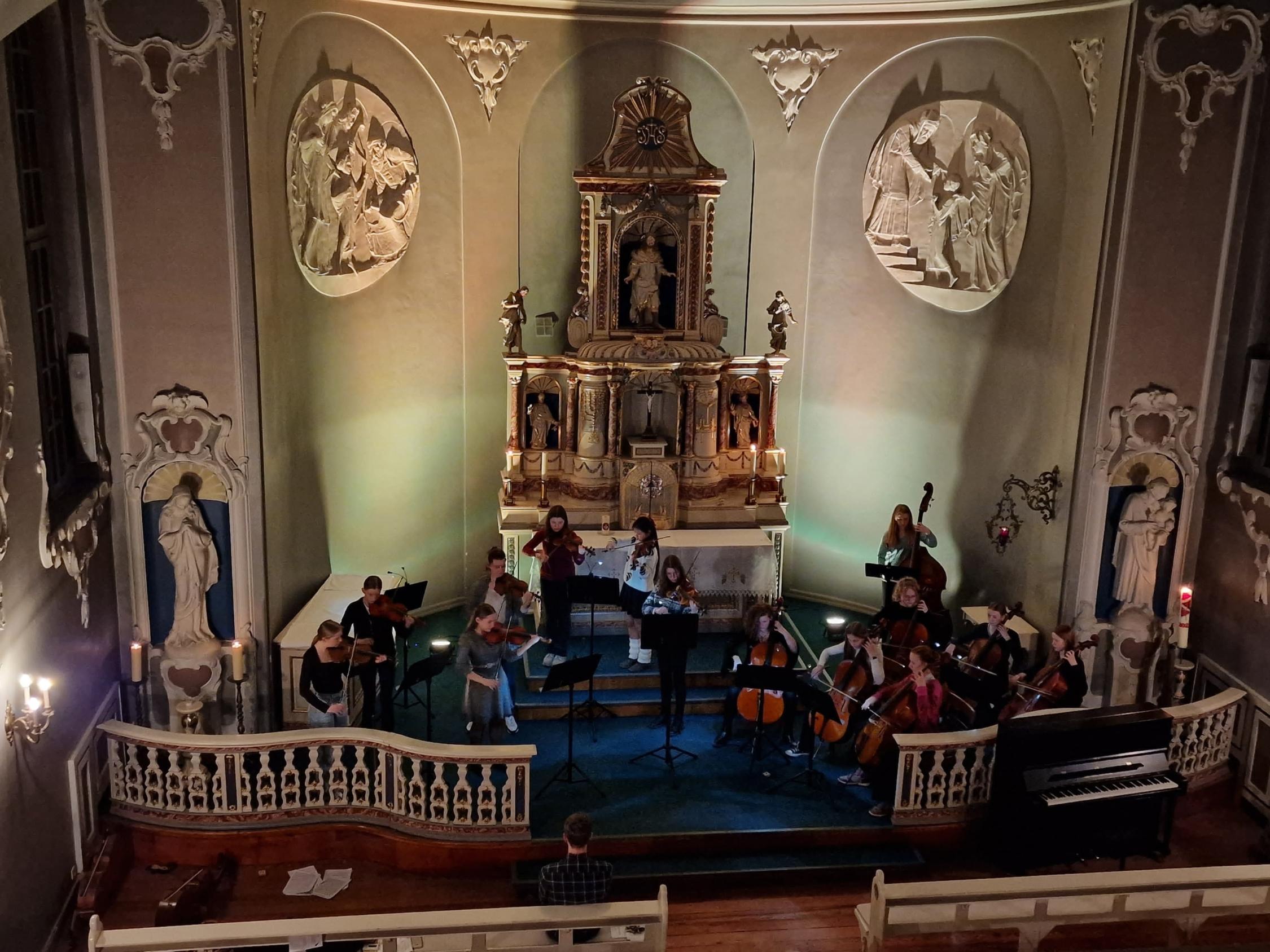 Kleines Streichorchester im Altarraum der Kapelle