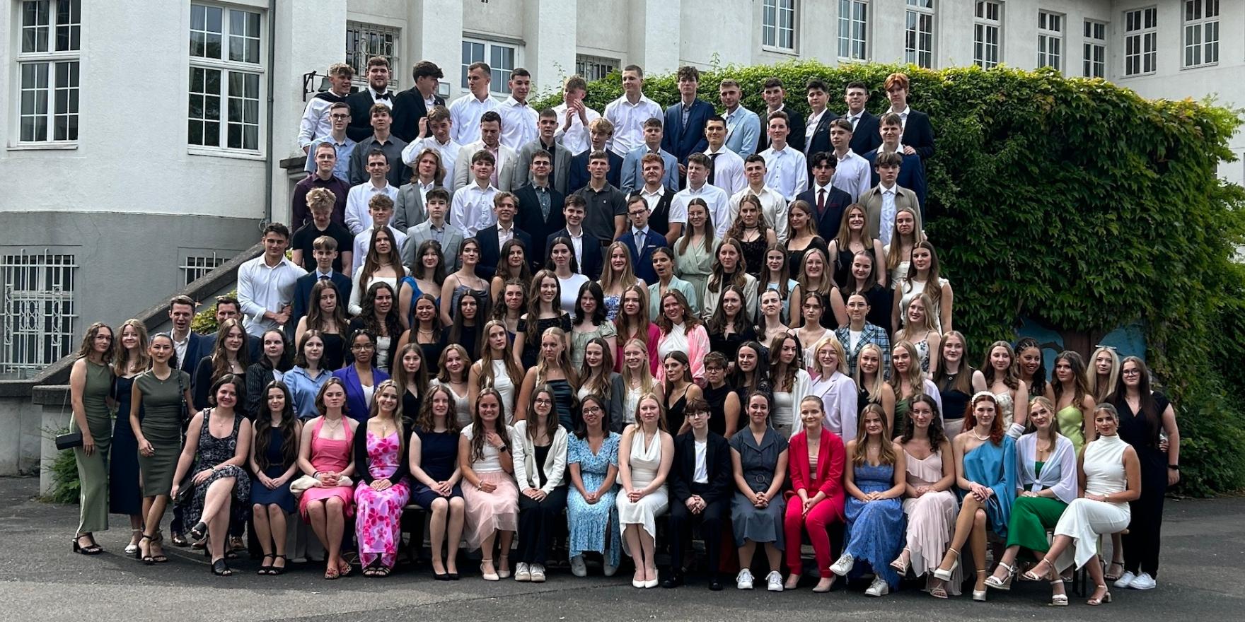 Gruppenfoto Abiturientia vor dem Altbau