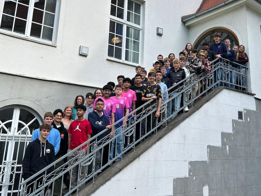 Gruppenfoto Schüler:innen auf der Treppe am Altbau, Seitenflügel