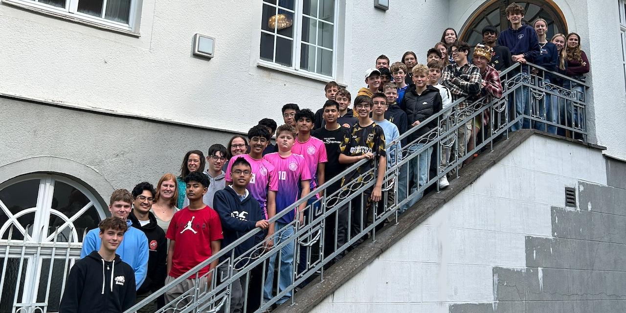 Gruppenfoto Schüler:innen auf der Treppe am Altbau, Seitenflügel