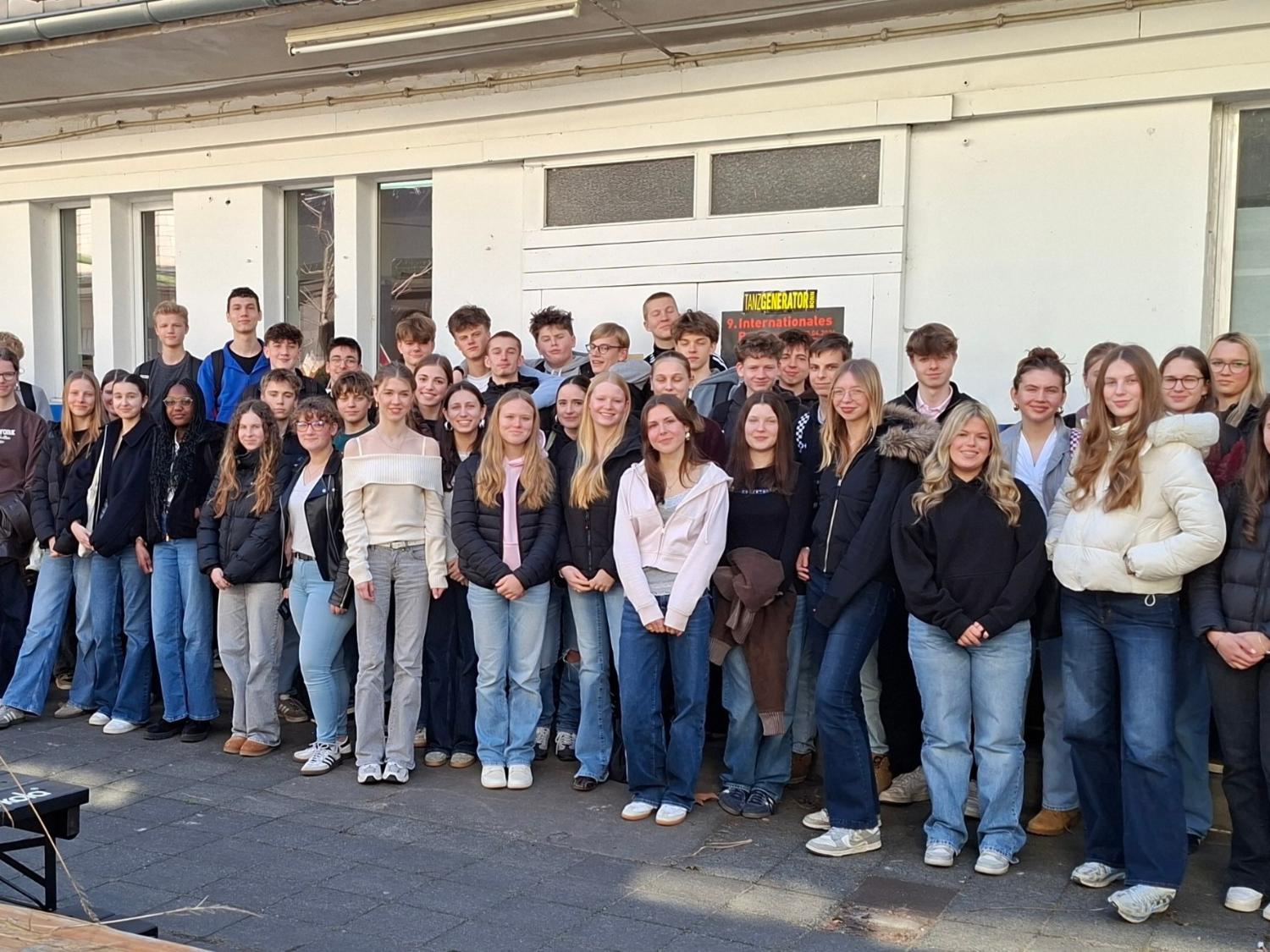 Gruppenfoto Schülerinnen und Schüler vor Gebäude