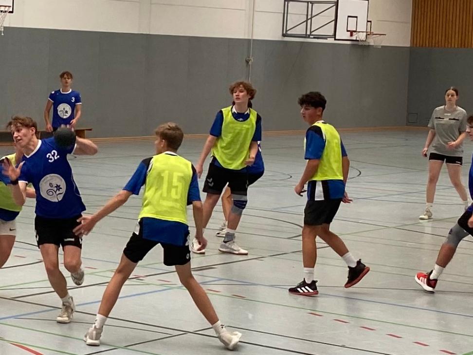 Jungen aus zwei Manschaften kämpfen um den Handball