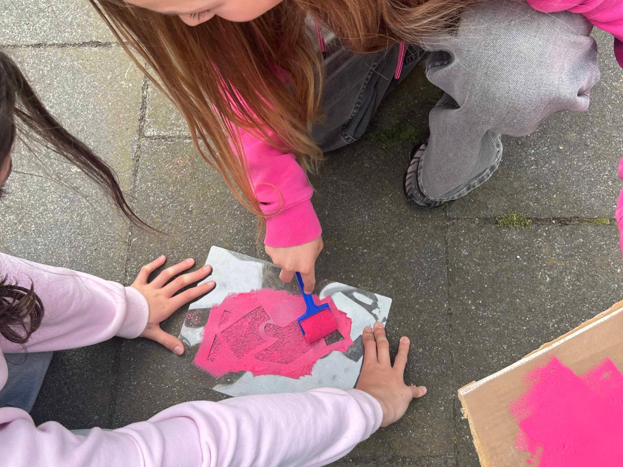 Schablone und Farbe, Kinderhände auf dem Gehweg