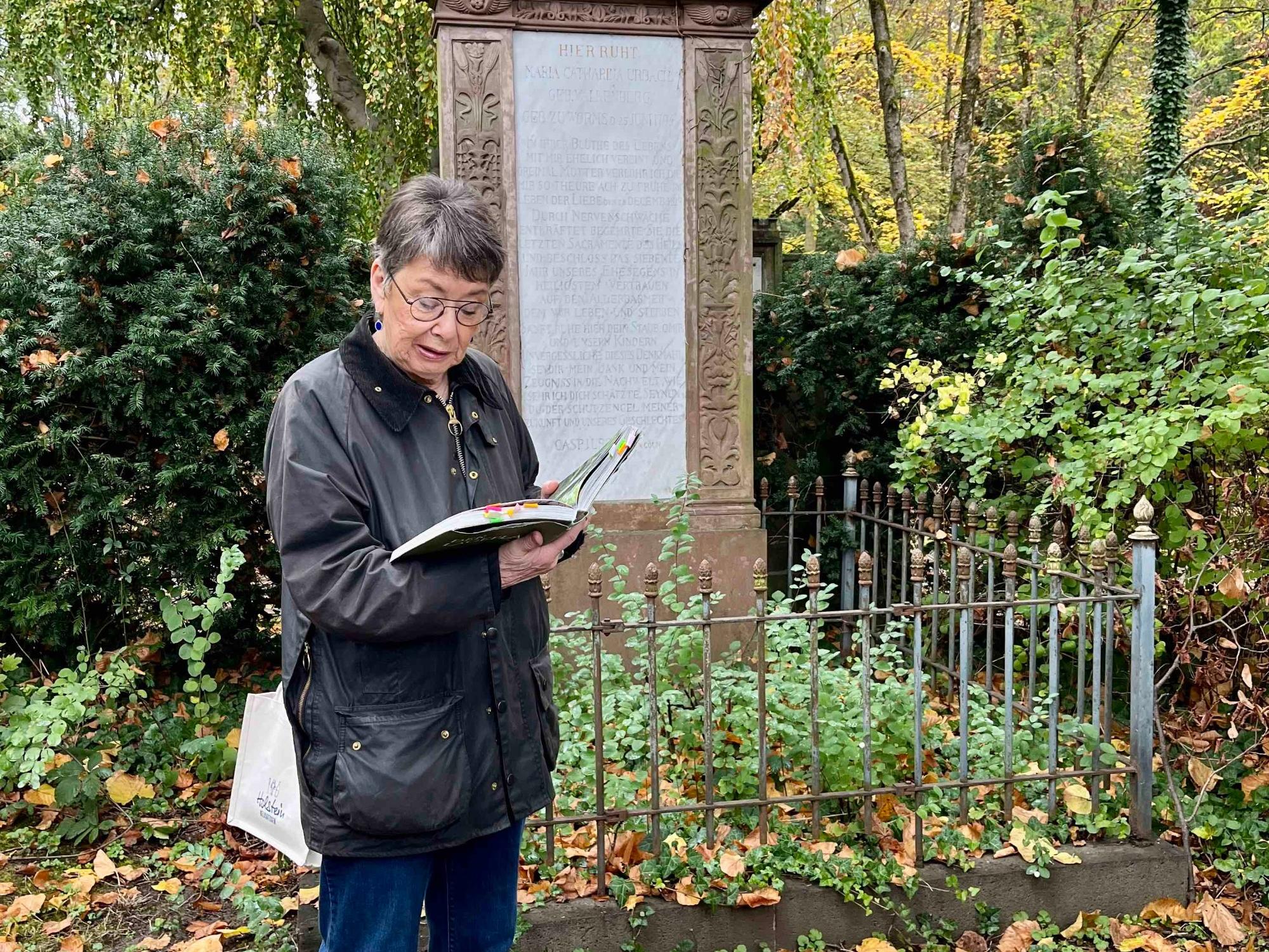 Frau vor Grabstein