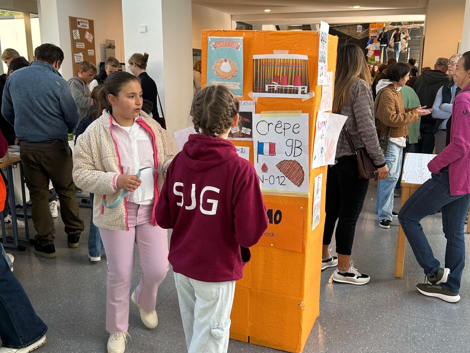 Menschen im Foyer, Hinweise zu Aktivitäten auf Postern