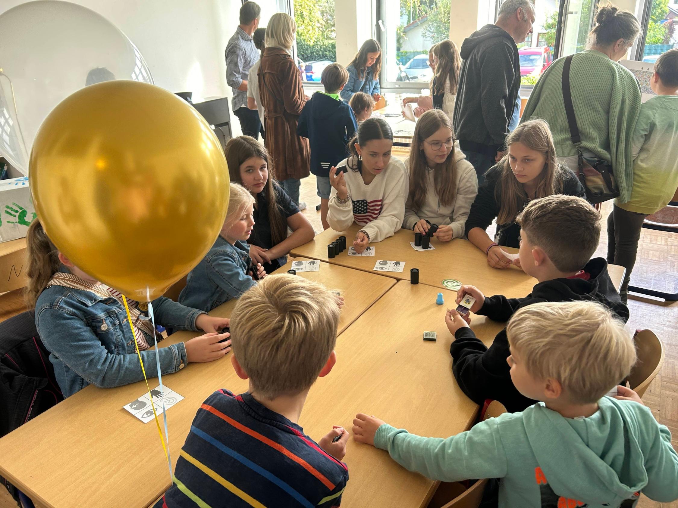 Kinder spielen am Tisch