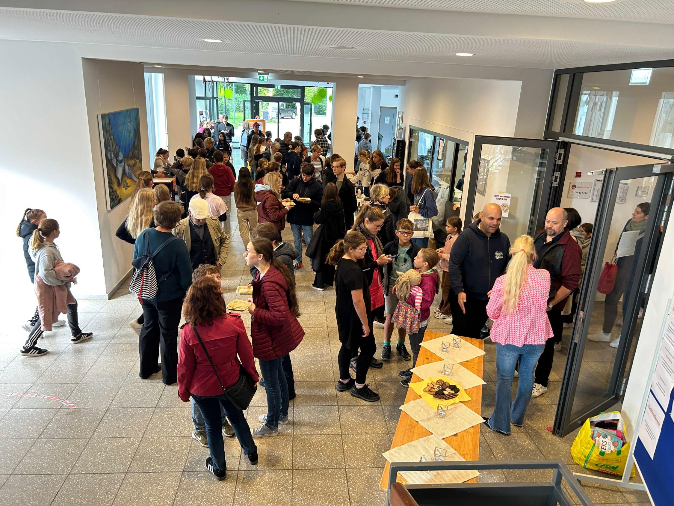 Menschen im Foyer