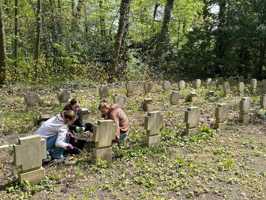 Schülerinnen pflegen den alten Friedhof