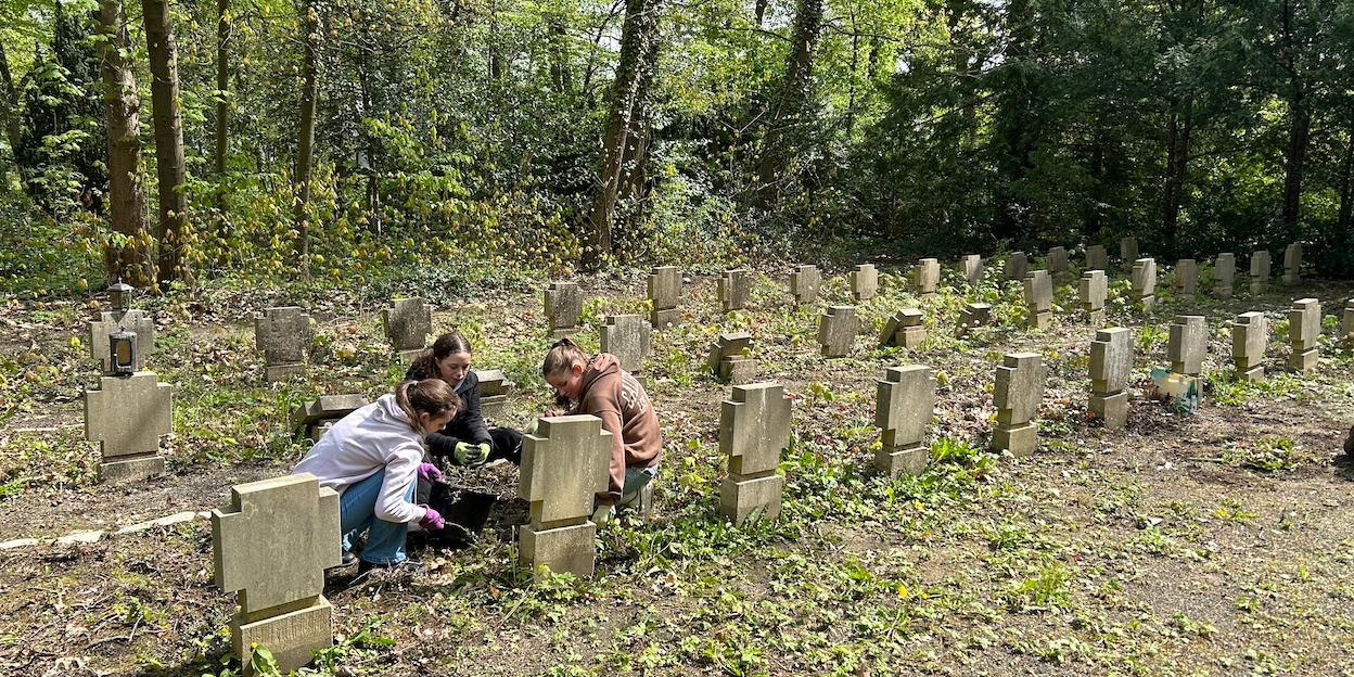 Schülerinnen pflegen den alten Friedhof