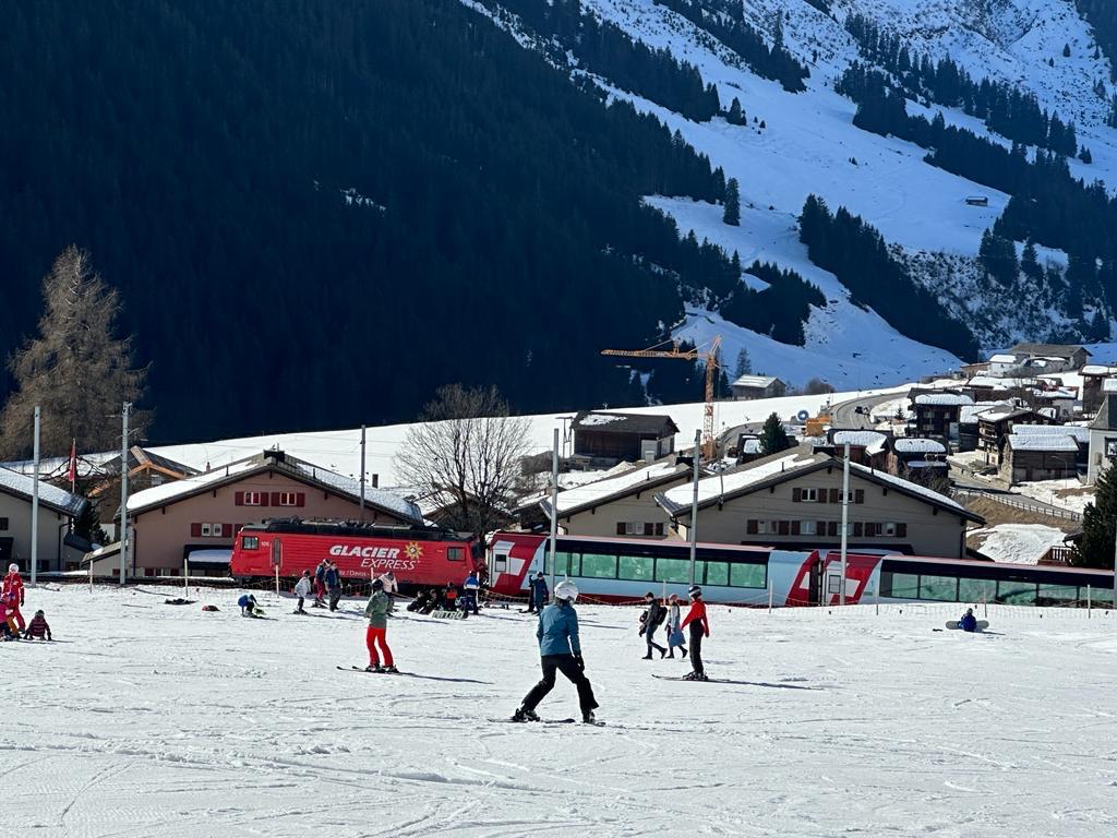 Skifahrer im Kurs auf der Piste