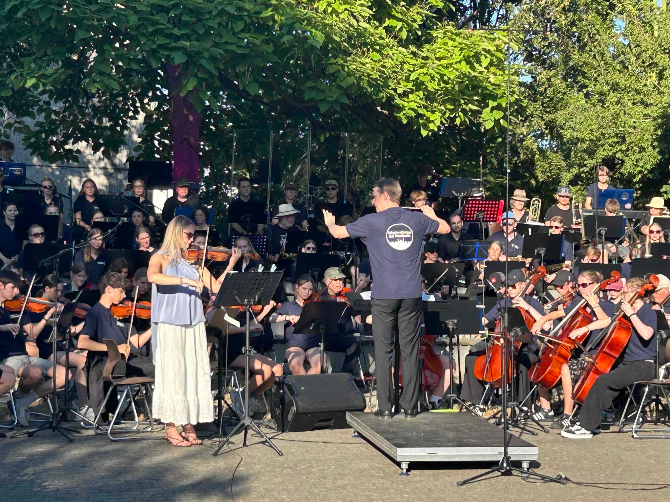 Orchester, Dirigent Solistin unter Bäumen