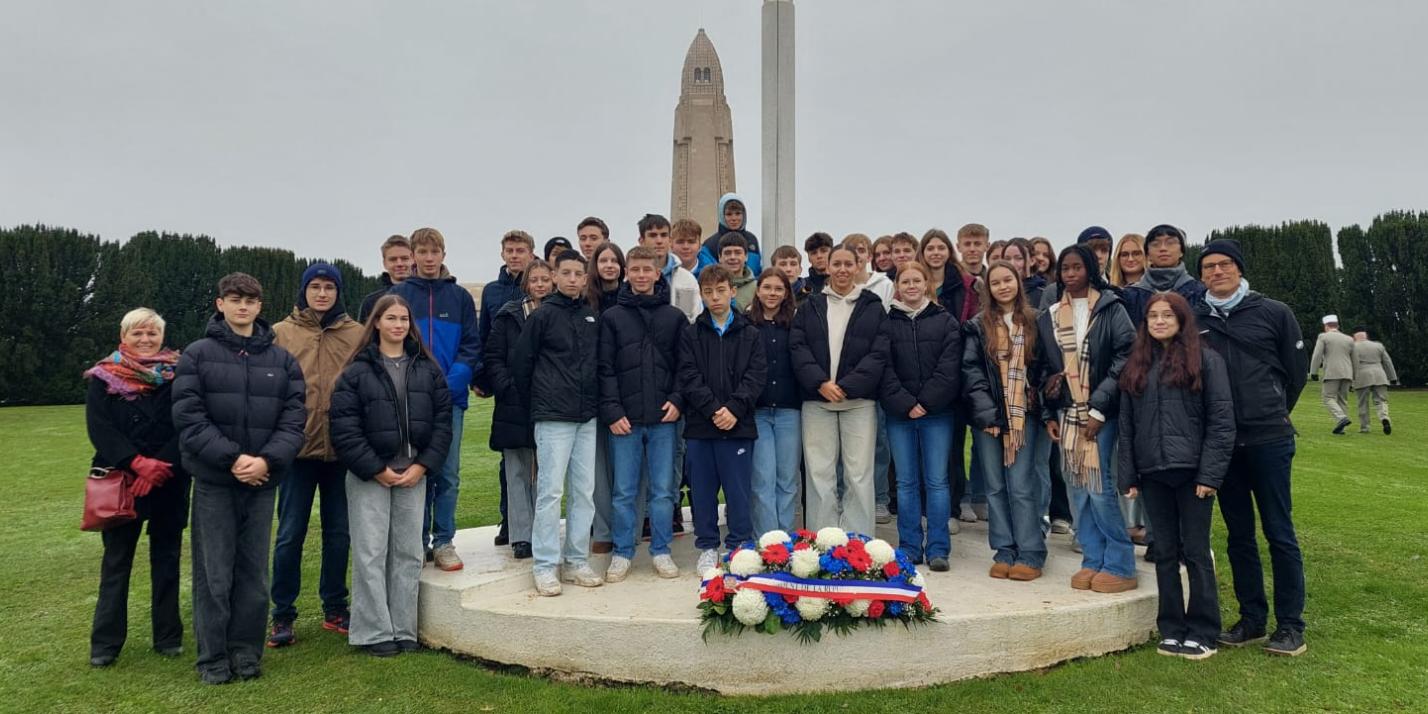 Gruppe am Friedhof im Verdun vor Kriegerdenkmal