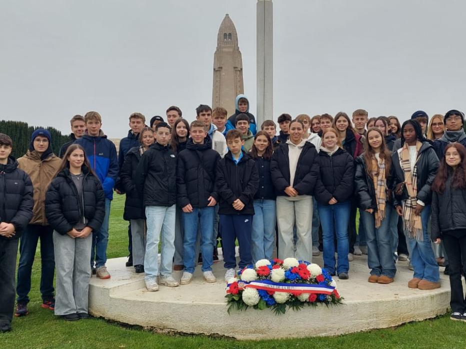 Gruppe am Friedhof im Verdun vor Kriegerdenkmal