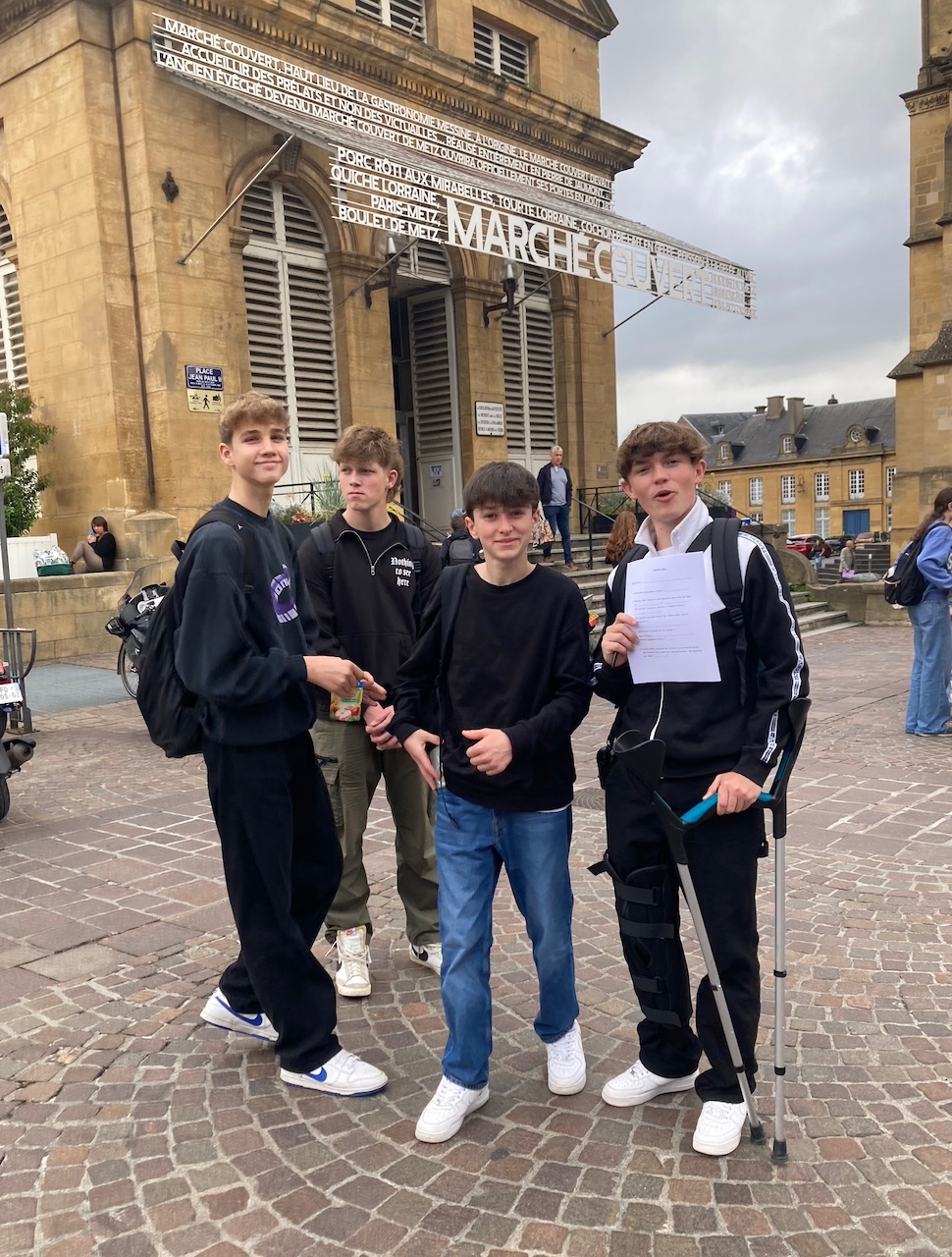 Schüler vor der Markthalle in Metz