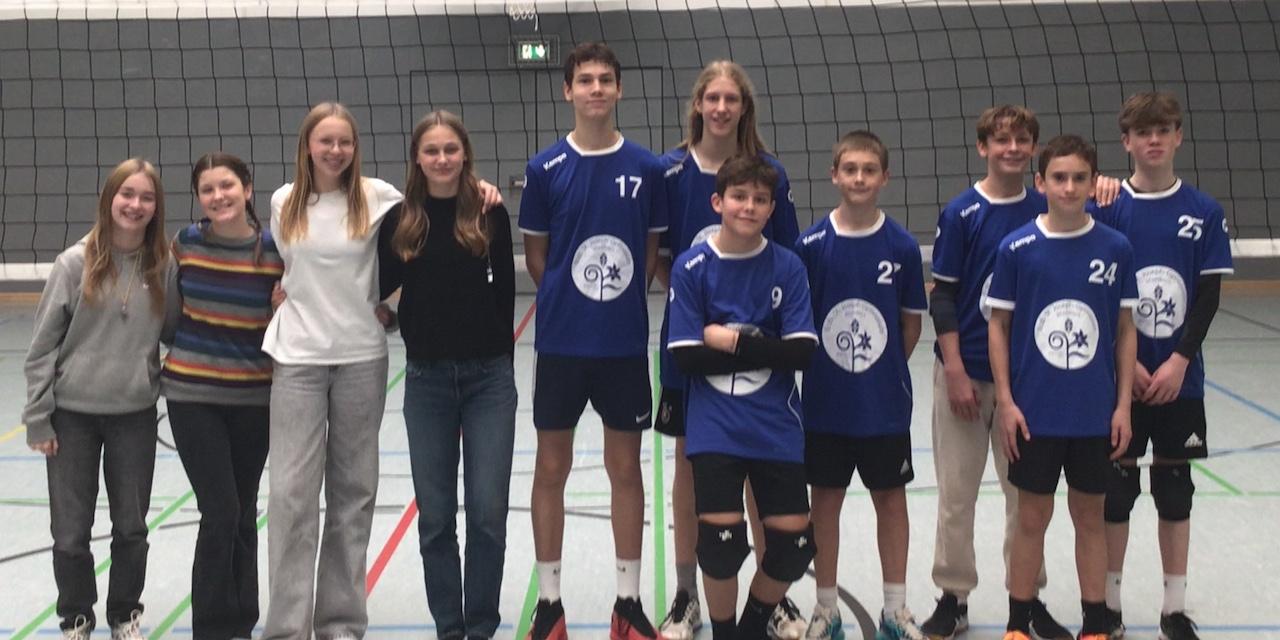 Gruppenfoto mit Jungenmannschaft in der Sporthalle, daneben Mädchen (als Schiedsrichterinnen)