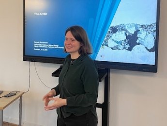 Frau vor Bildschirm stehend (Präsentationstitel 'Arktis'
