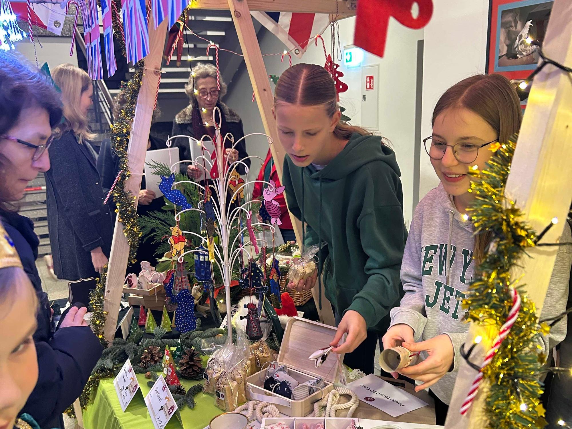 Mädchen an einem Verkaufsstand mit Weihnachtsartikeln