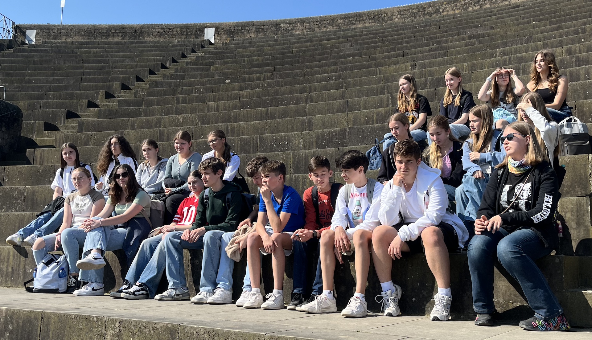 Schülerinnen und Schüler im Amphitheater