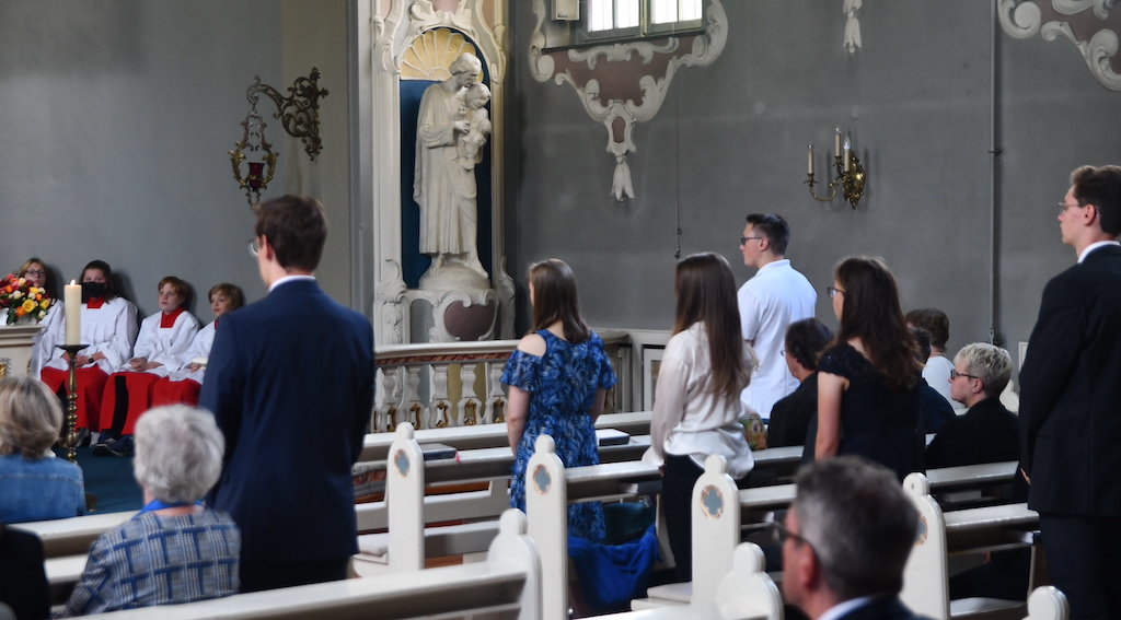 Sieben Schülerinnen und Schüler haben sich von Weihbischof Ansgar Puff in unserer Kapelle firmen lassen.